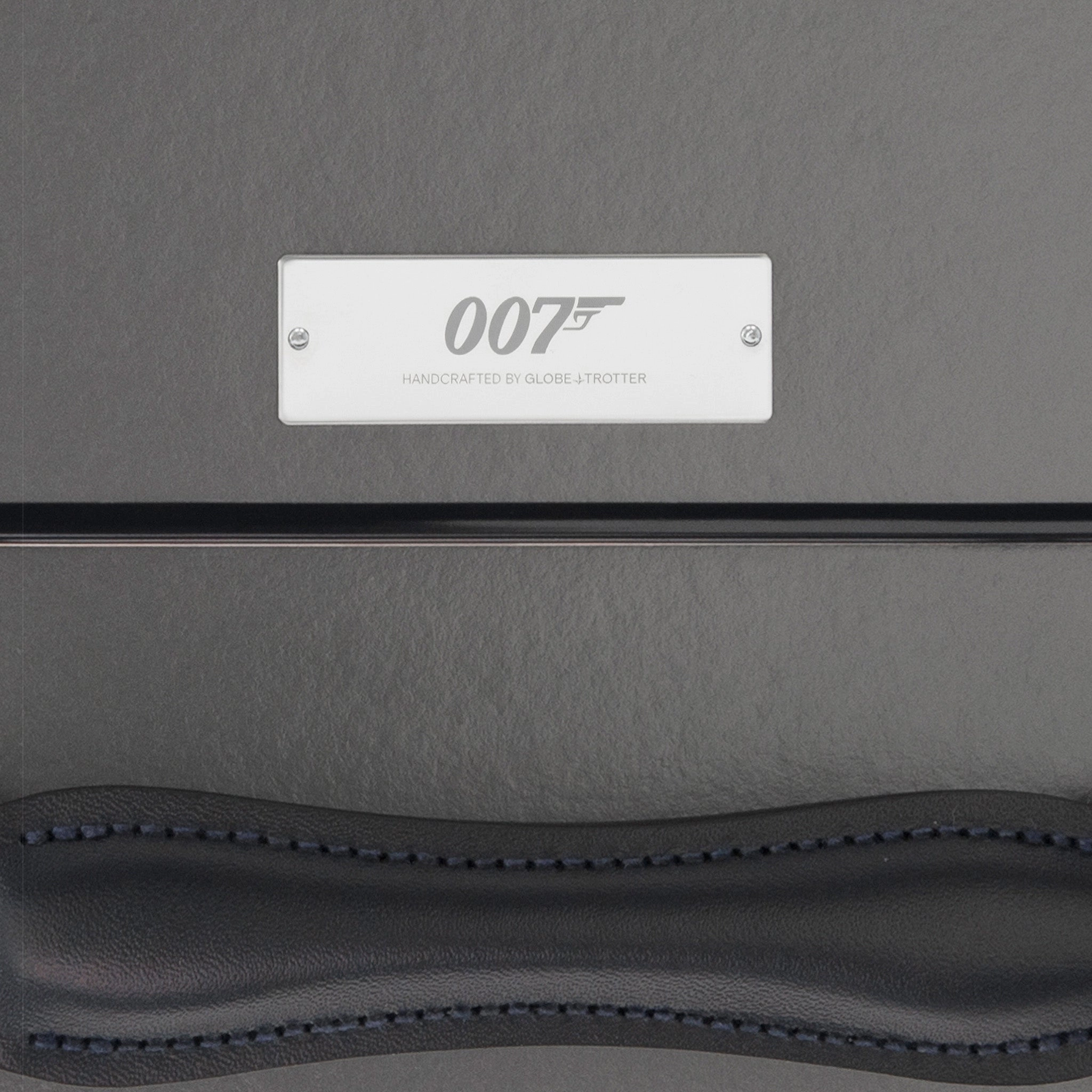 007 Collection  Large Check-In - 4 Wheels | Grey/Graphite/Chrome