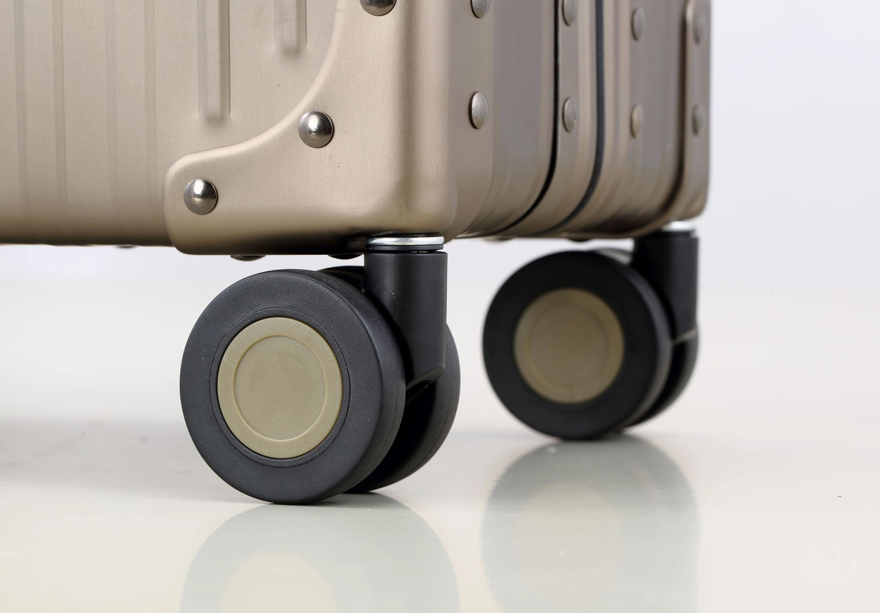Aleon Aircraft Grade Aluminum 21 International Carry-On Luggage