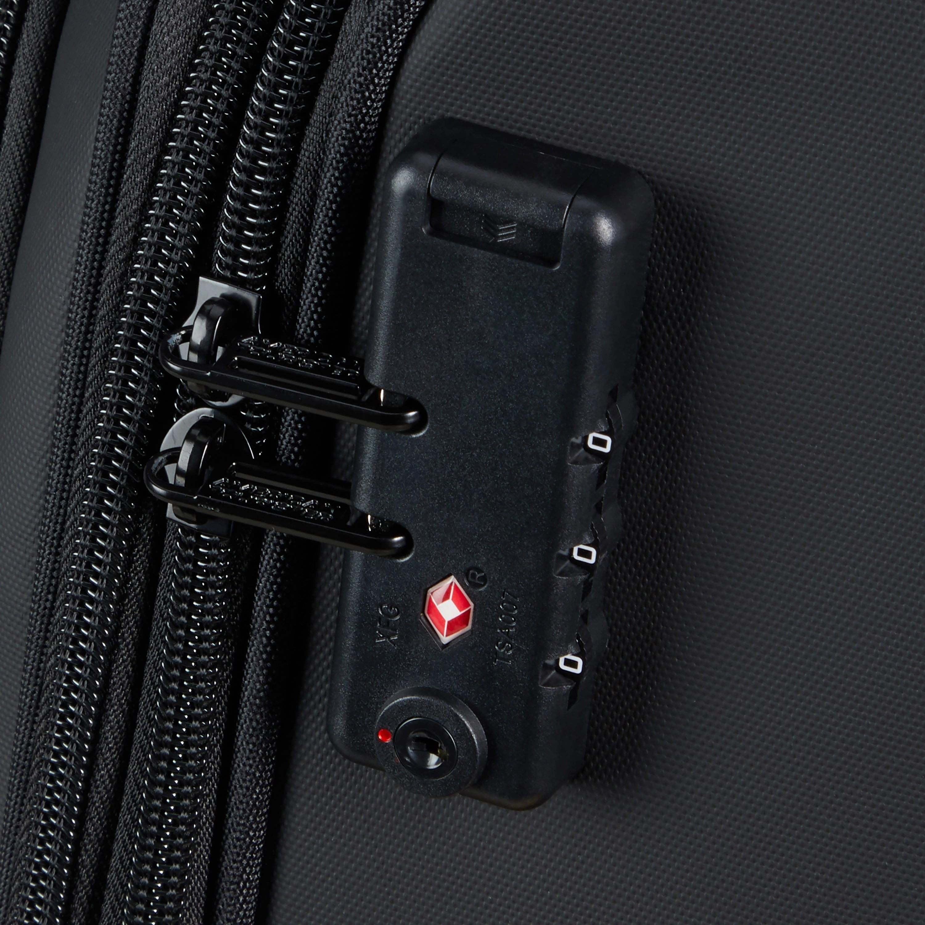 American Tourister Daring Dash Spinner Expandable Medium Luggage