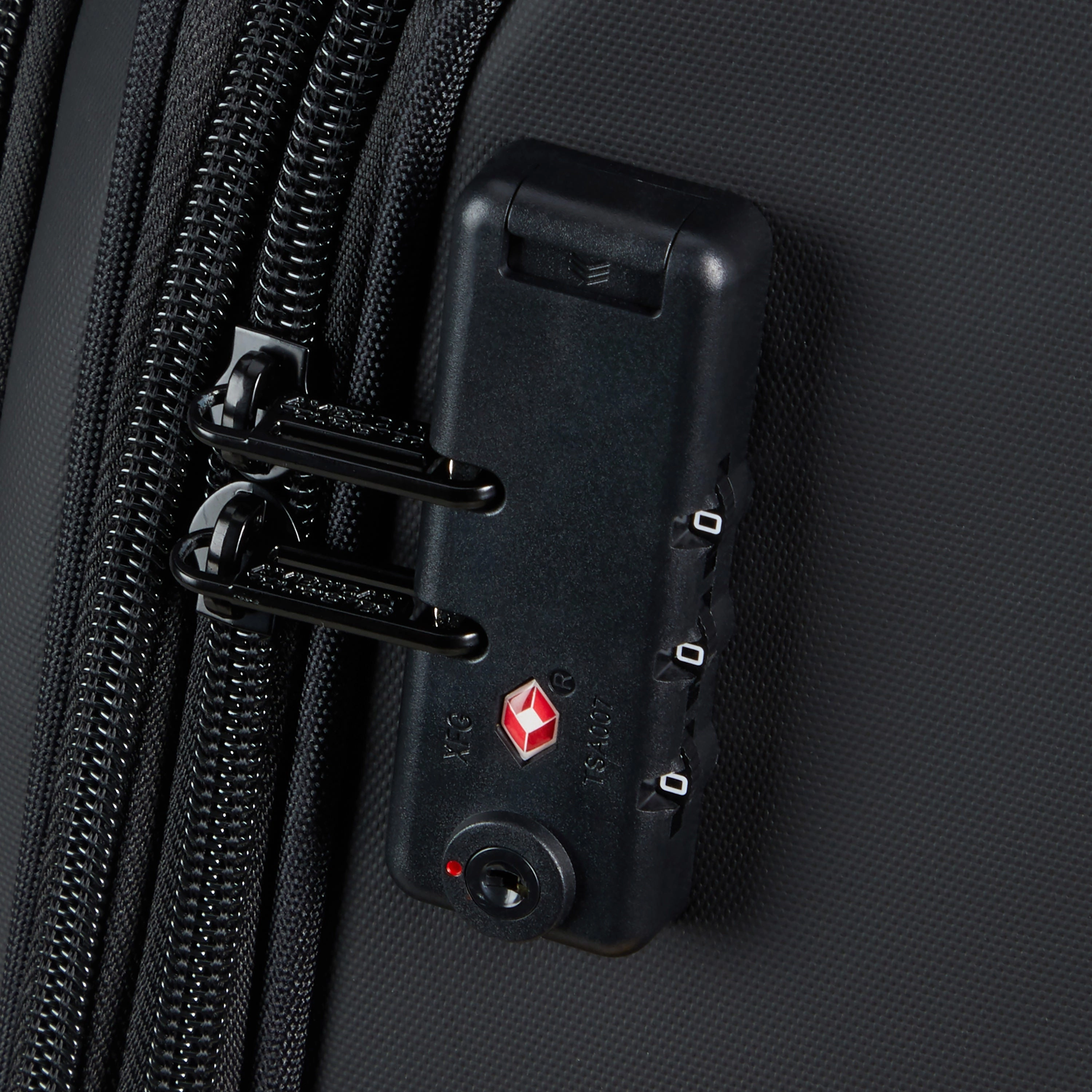 American Tourister Daring Dash Spinner Expandable Medium Luggage