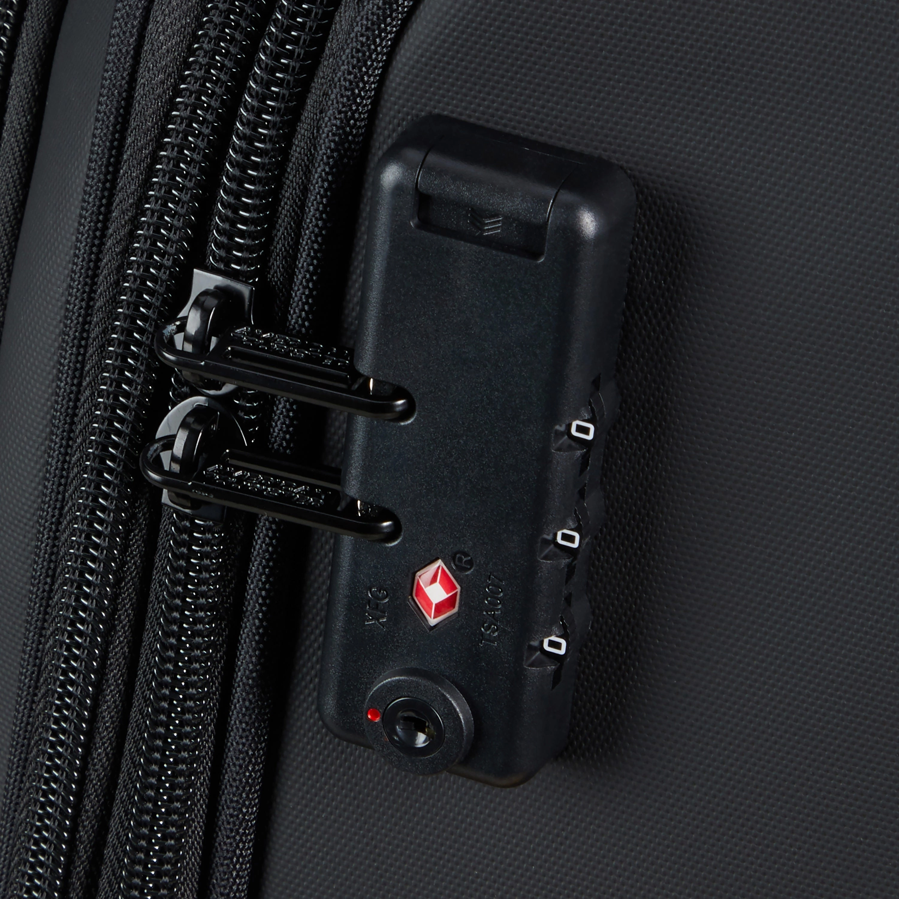 American Tourister Daring Dash Spinner Expandable Medium Luggage