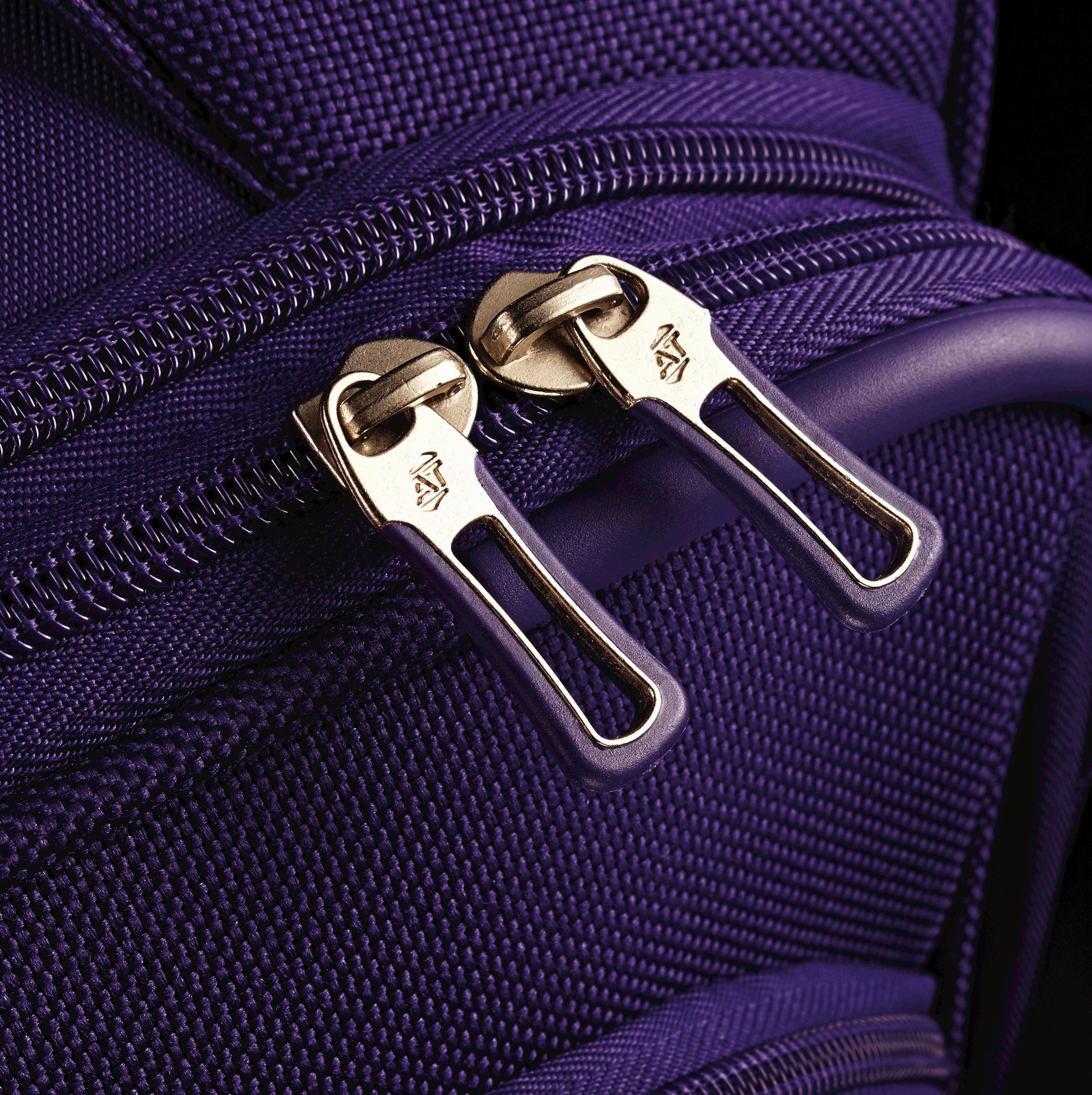 American Tourister Ilite Xtreme  21" 4-Wheel Carry-On Luggage