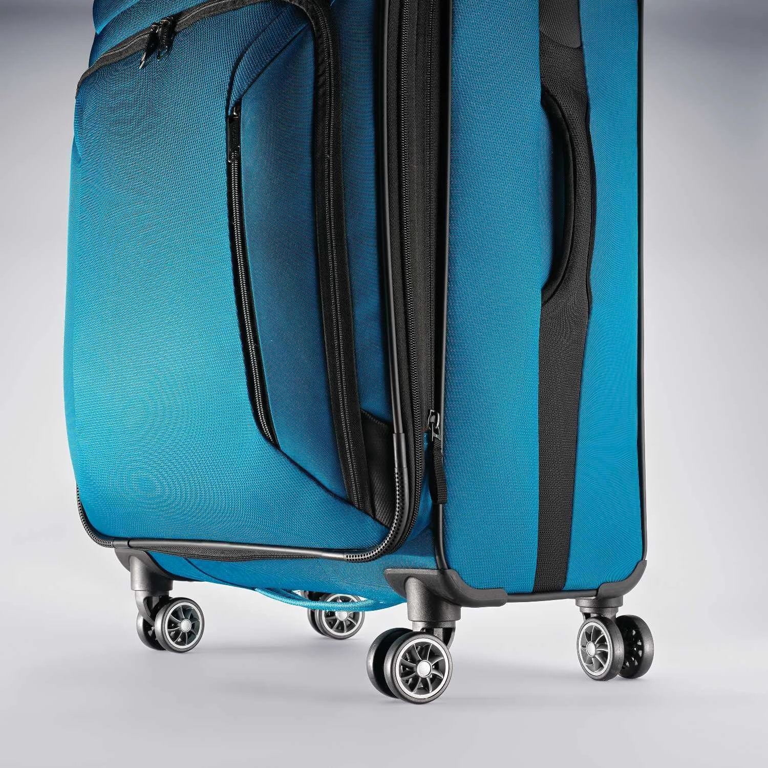 American Tourister Zoom 28" 4-Wheel Large Luggage