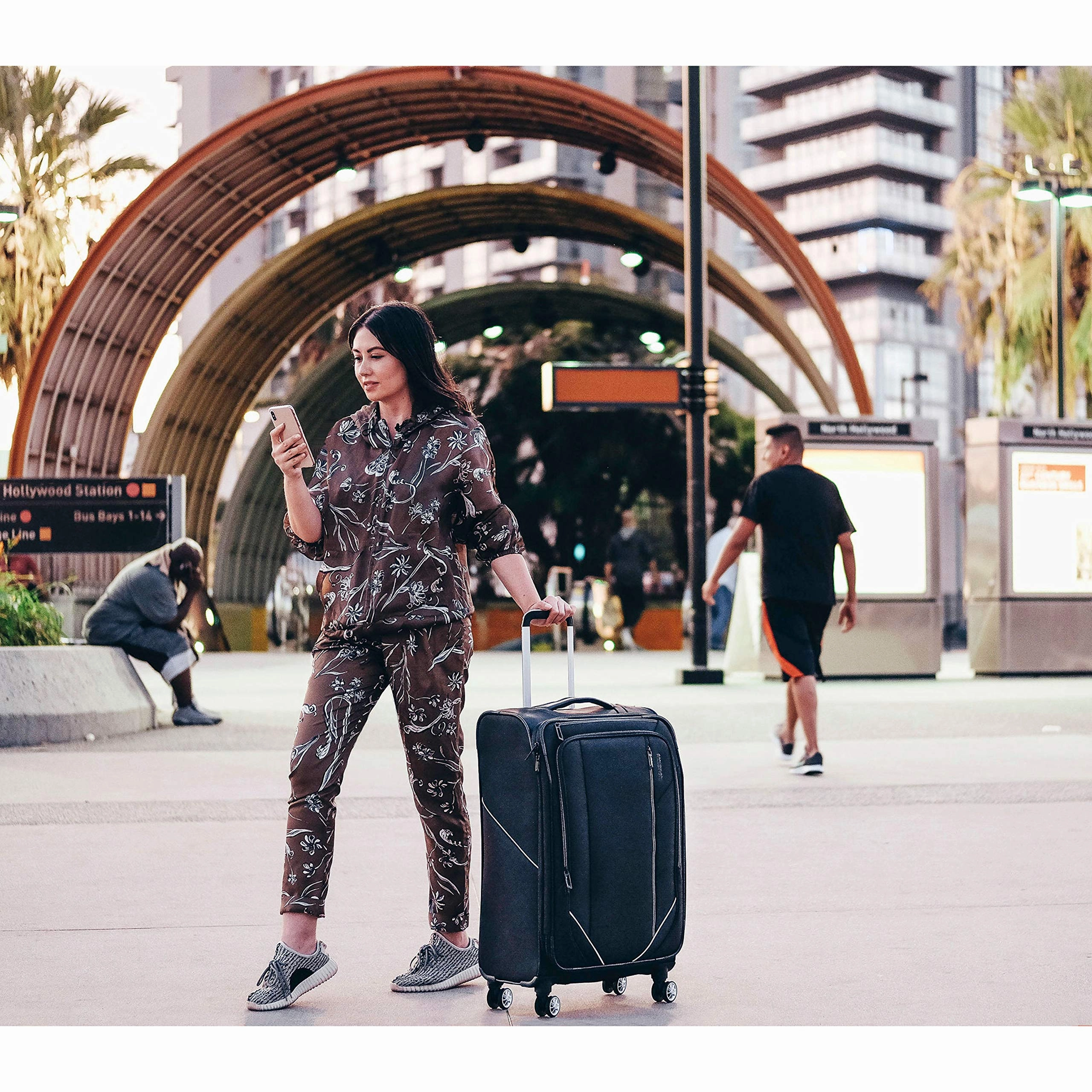 American Tourister Zoom Turbo 25" 4-Wheel Medium Luggage