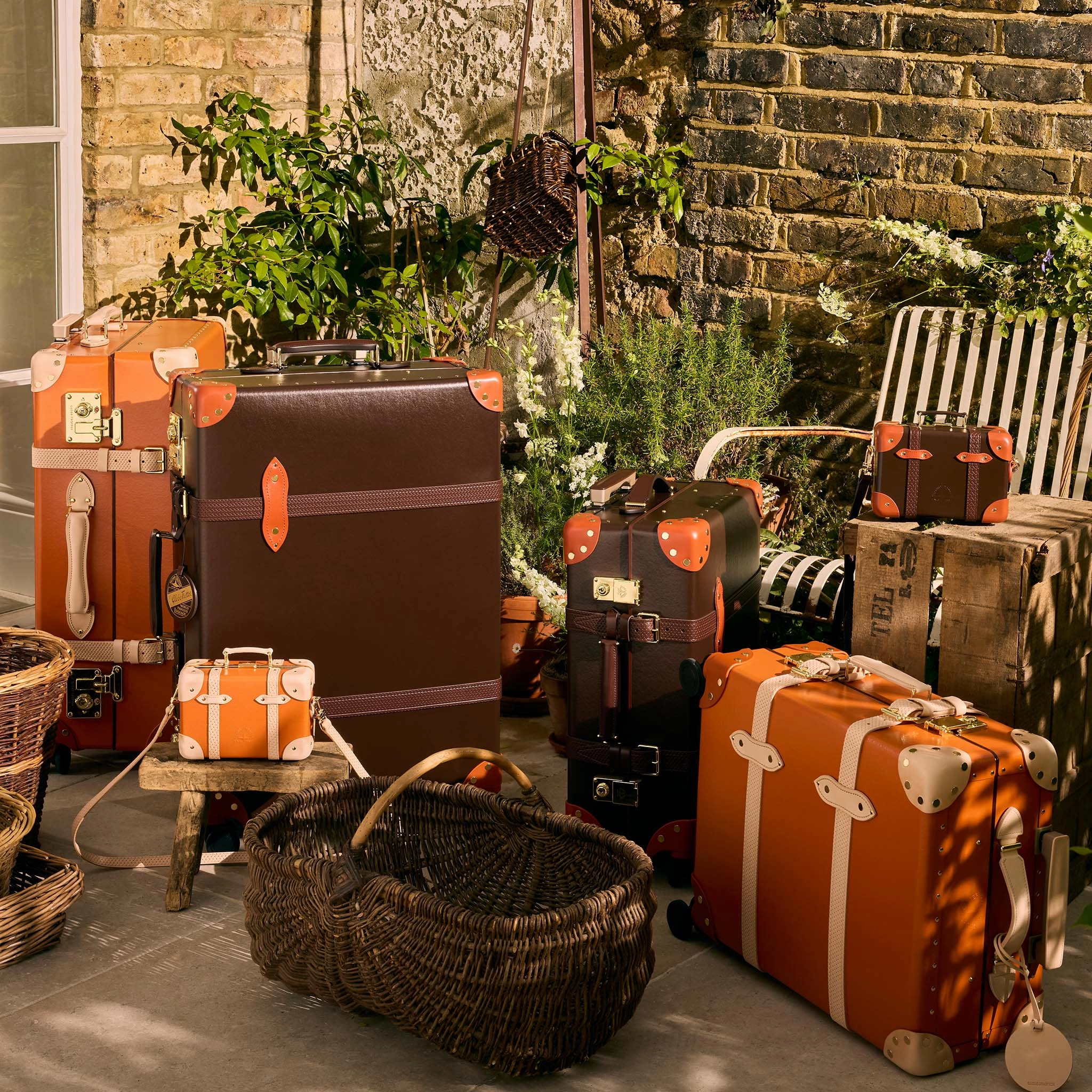 Cotswolds  Large Check-In - 4 Wheels | Brown/Orange/Gold