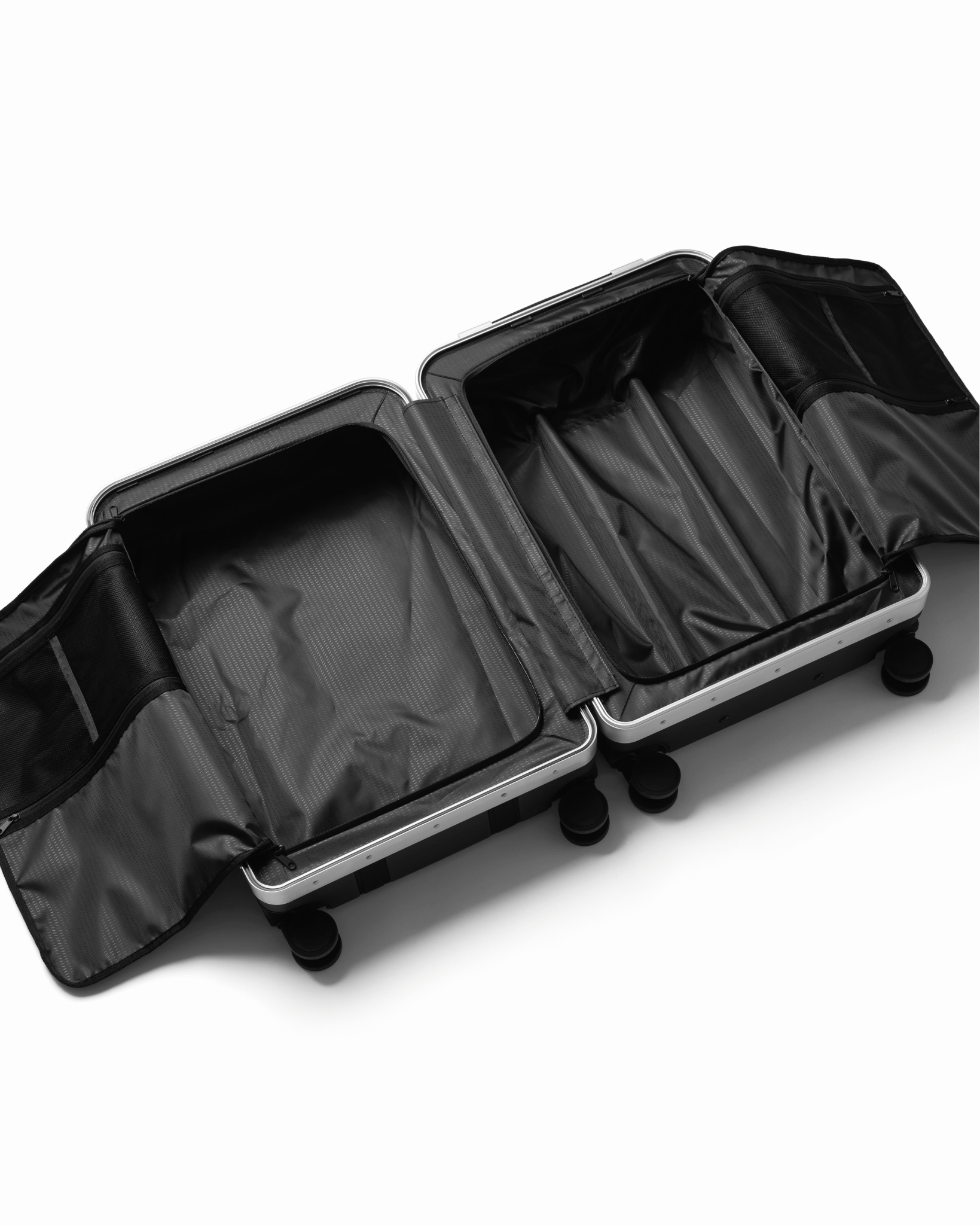 D_b_ Ramverk Pro Medium Check In Spinner Luggage