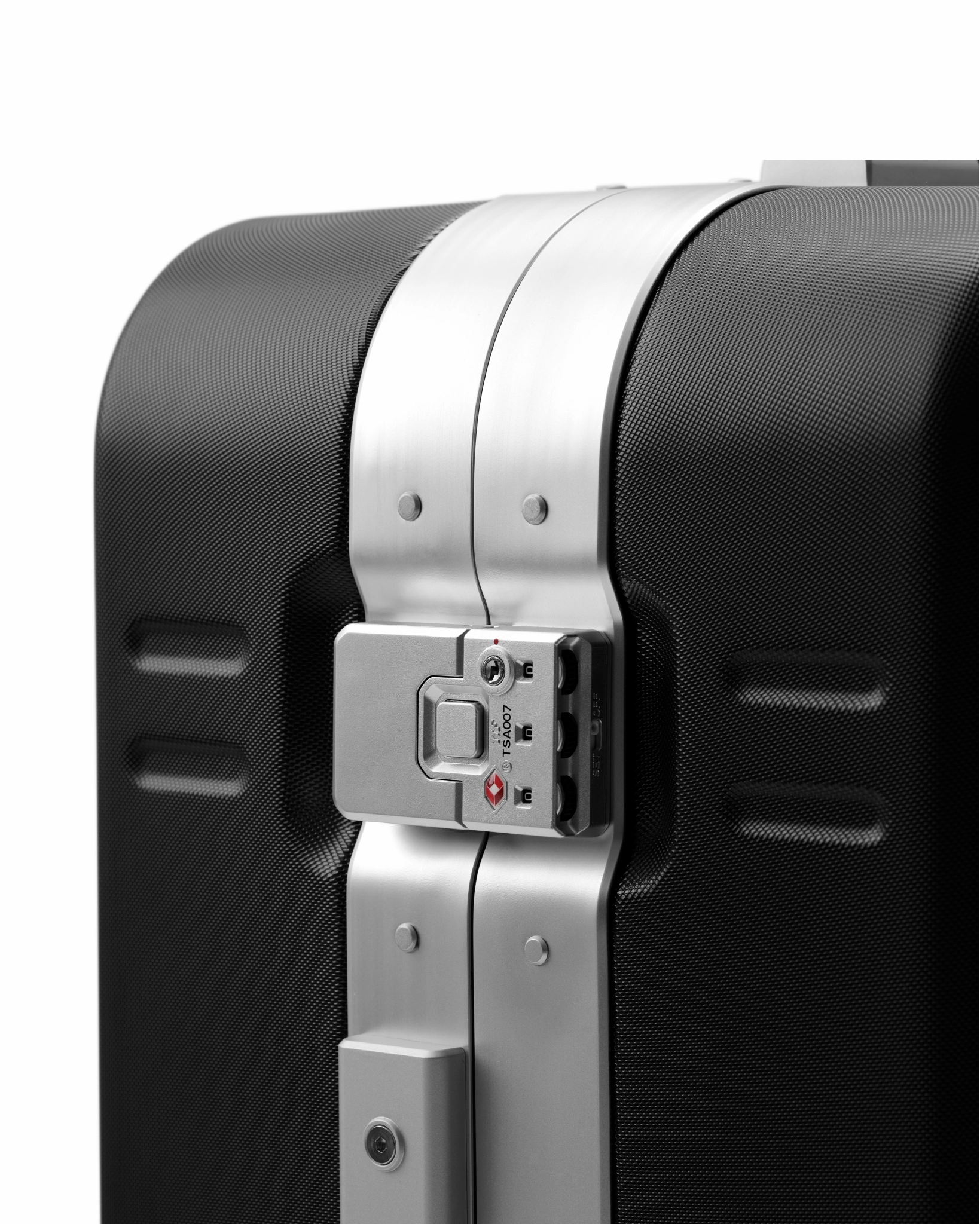 D_b_ Ramverk Pro Medium Check In Spinner Luggage