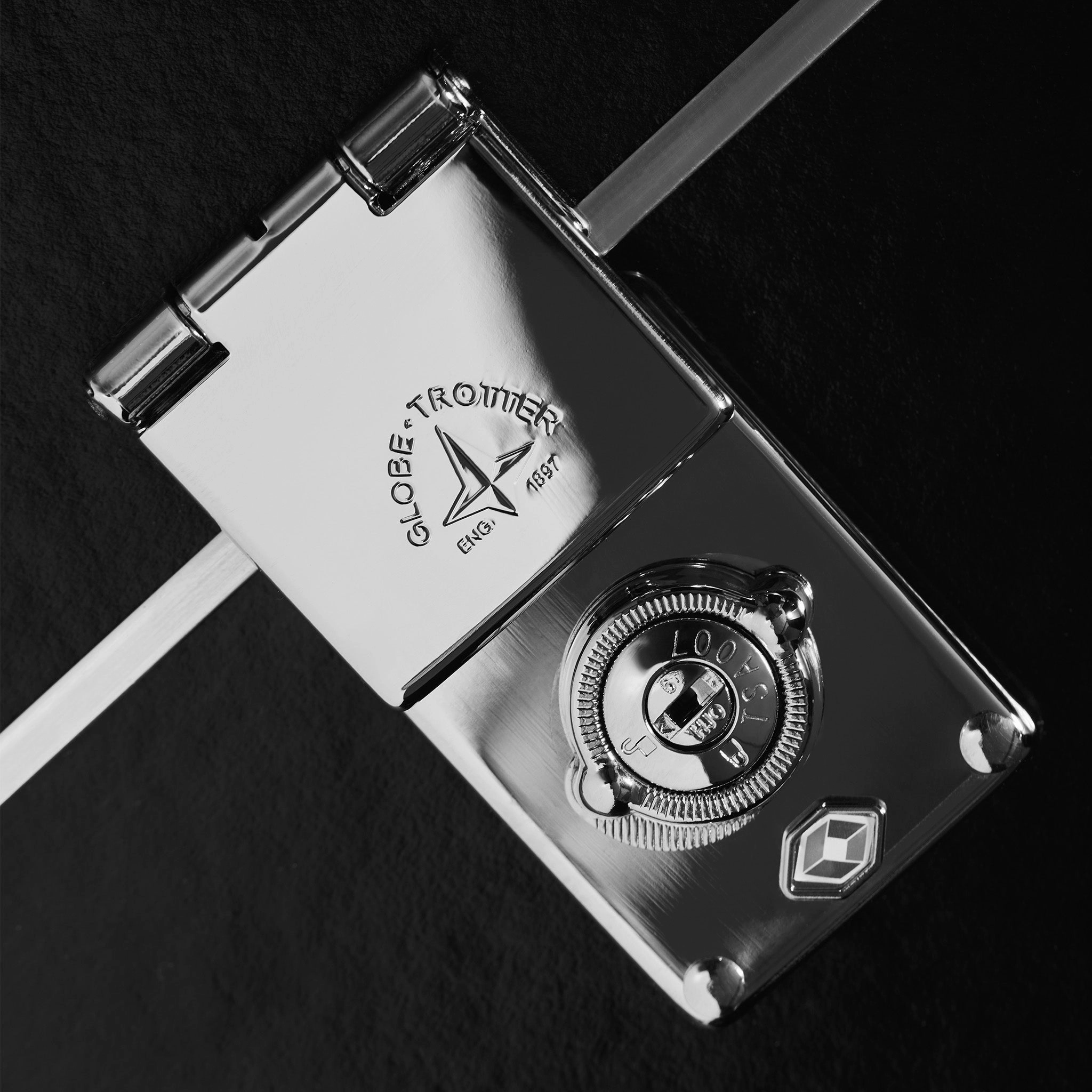 Metropolis  Large Check-In - 4 Wheels | Black/Black/Chrome