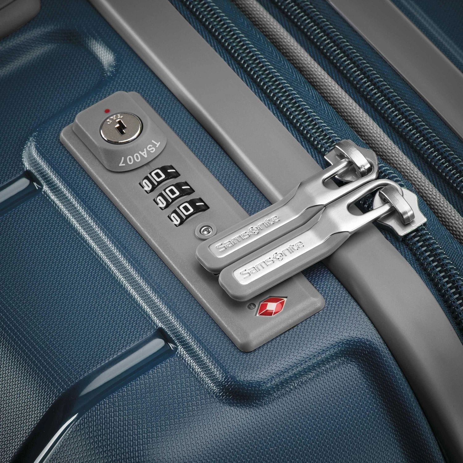 Samsonite Freeform 24" 4-Wheel Medium Luggage