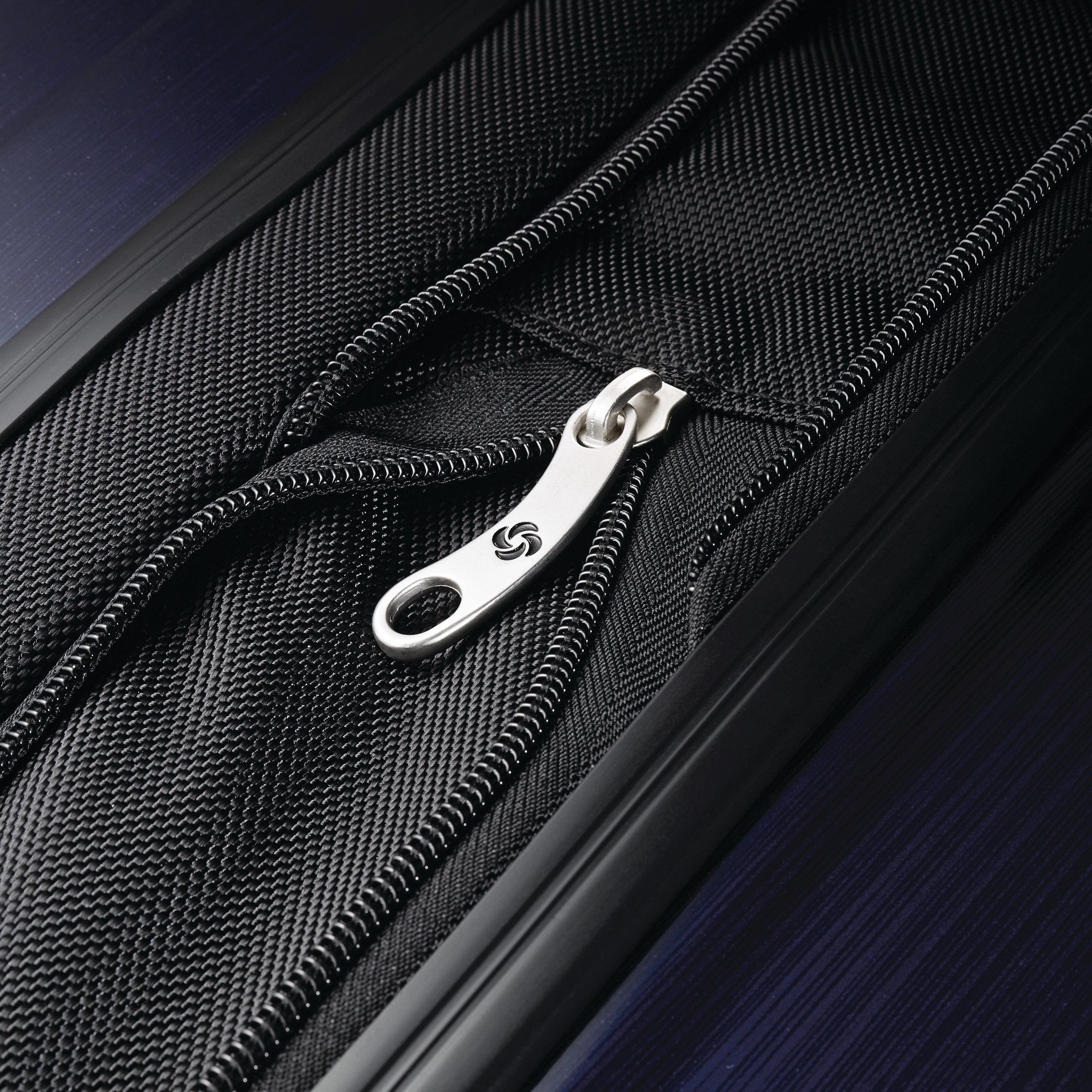 Samsonite Winfield 2 24" 4-Wheel Medium Luggage