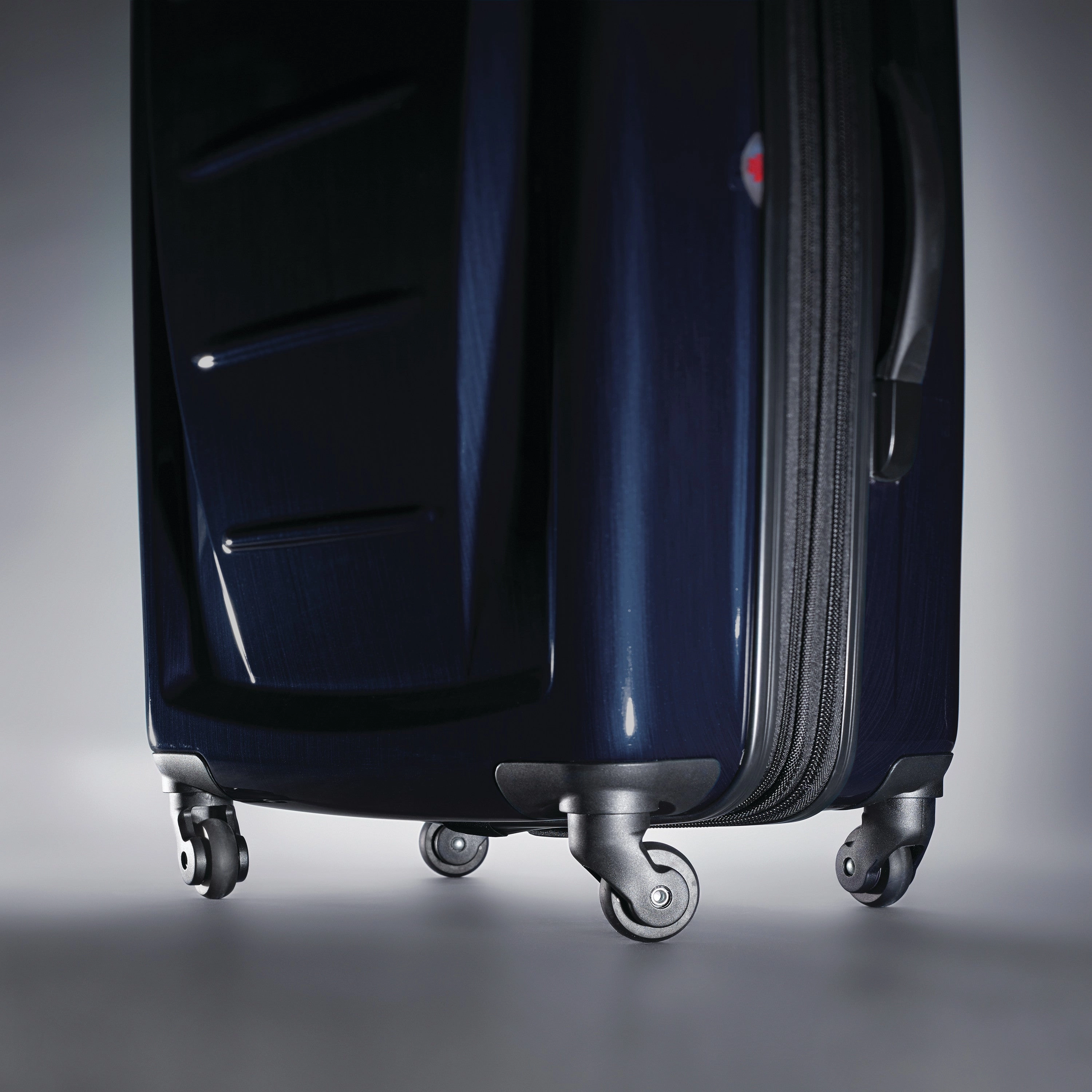 Samsonite Winfield 2 24" 4-Wheel Medium Luggage
