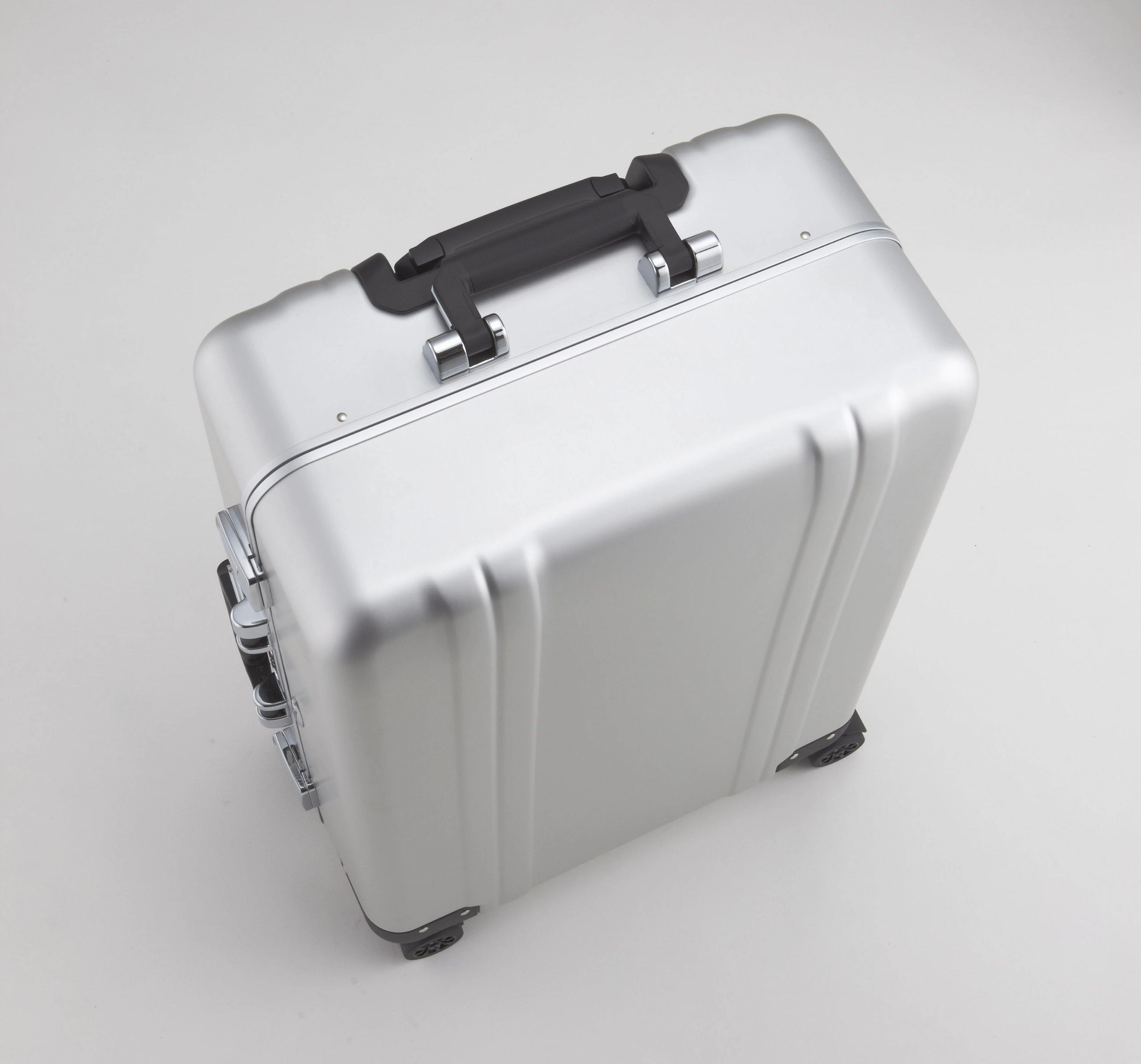 ZERO Halliburton Classic Aluminum 24 Inch 4 Wheel Spinner Travel Case