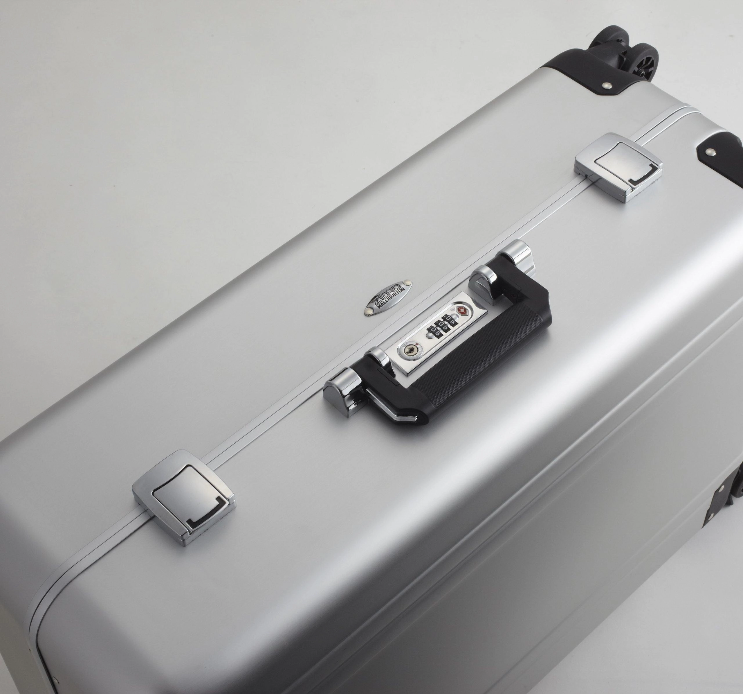 ZERO Halliburton Classic Aluminum 24 Inch 4 Wheel Spinner Travel Case