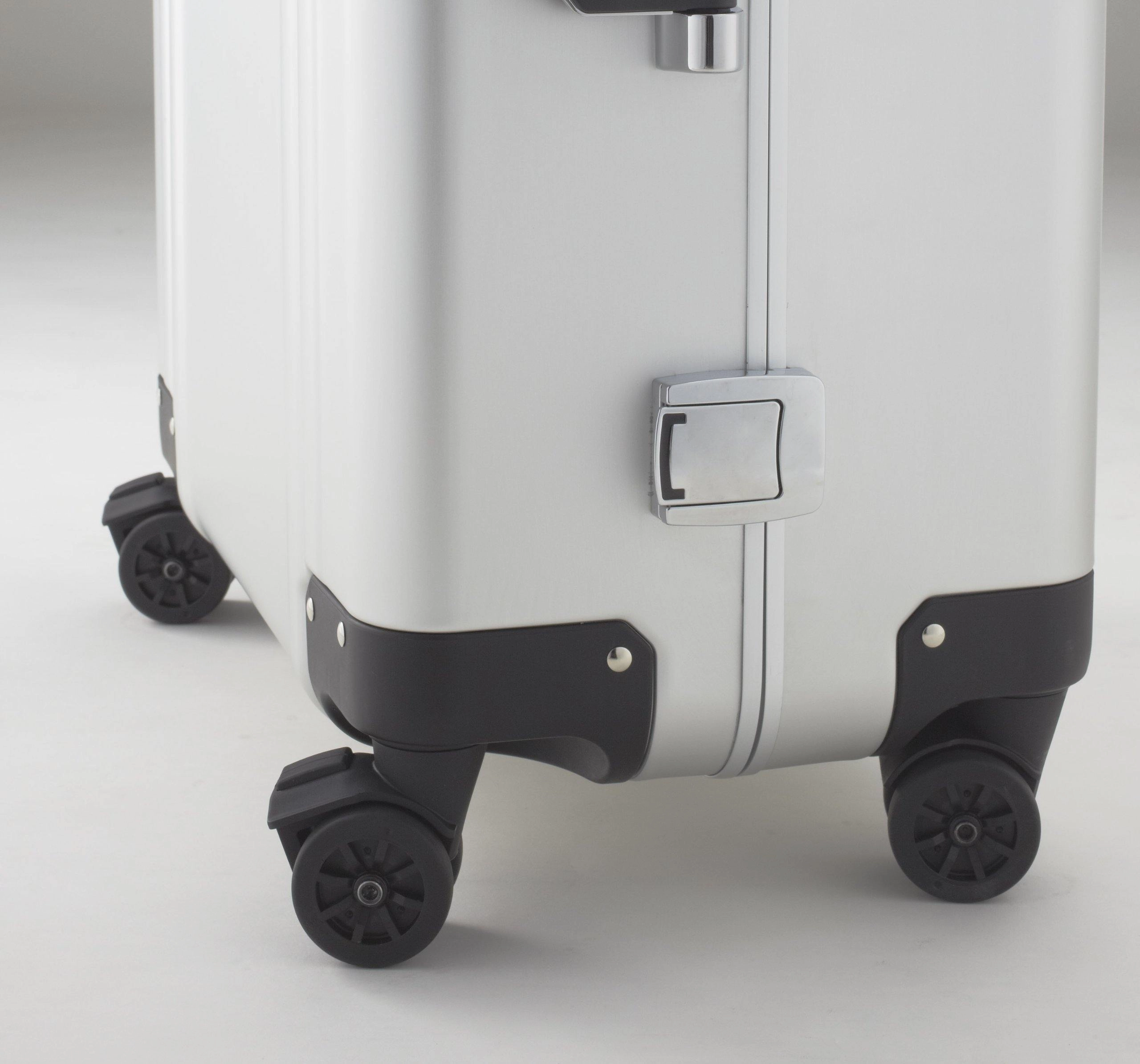 ZERO Halliburton Classic Aluminum 24 Inch 4 Wheel Spinner Travel Case