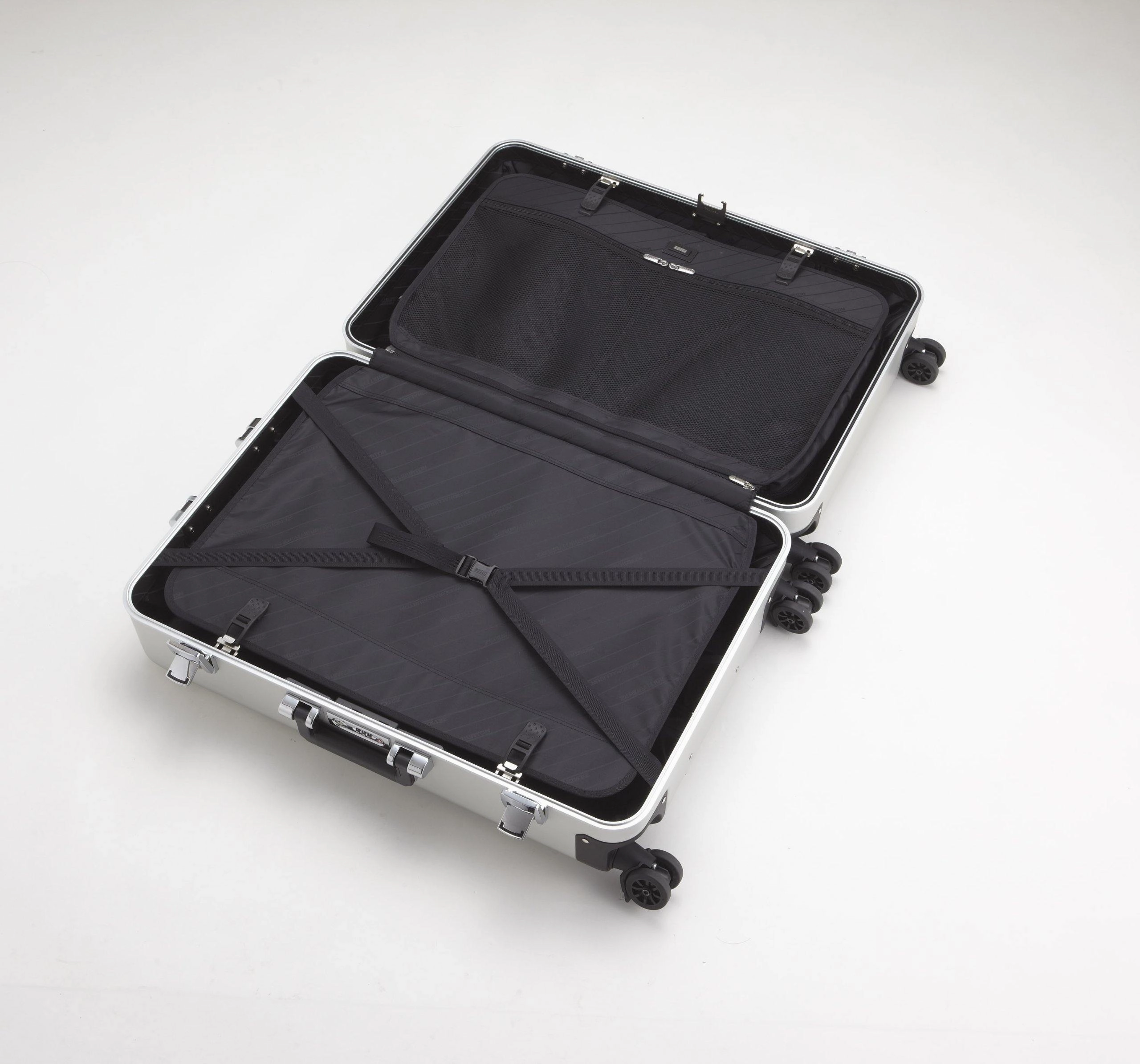 ZERO Halliburton Classic Aluminum 24 Inch 4 Wheel Spinner Travel Case