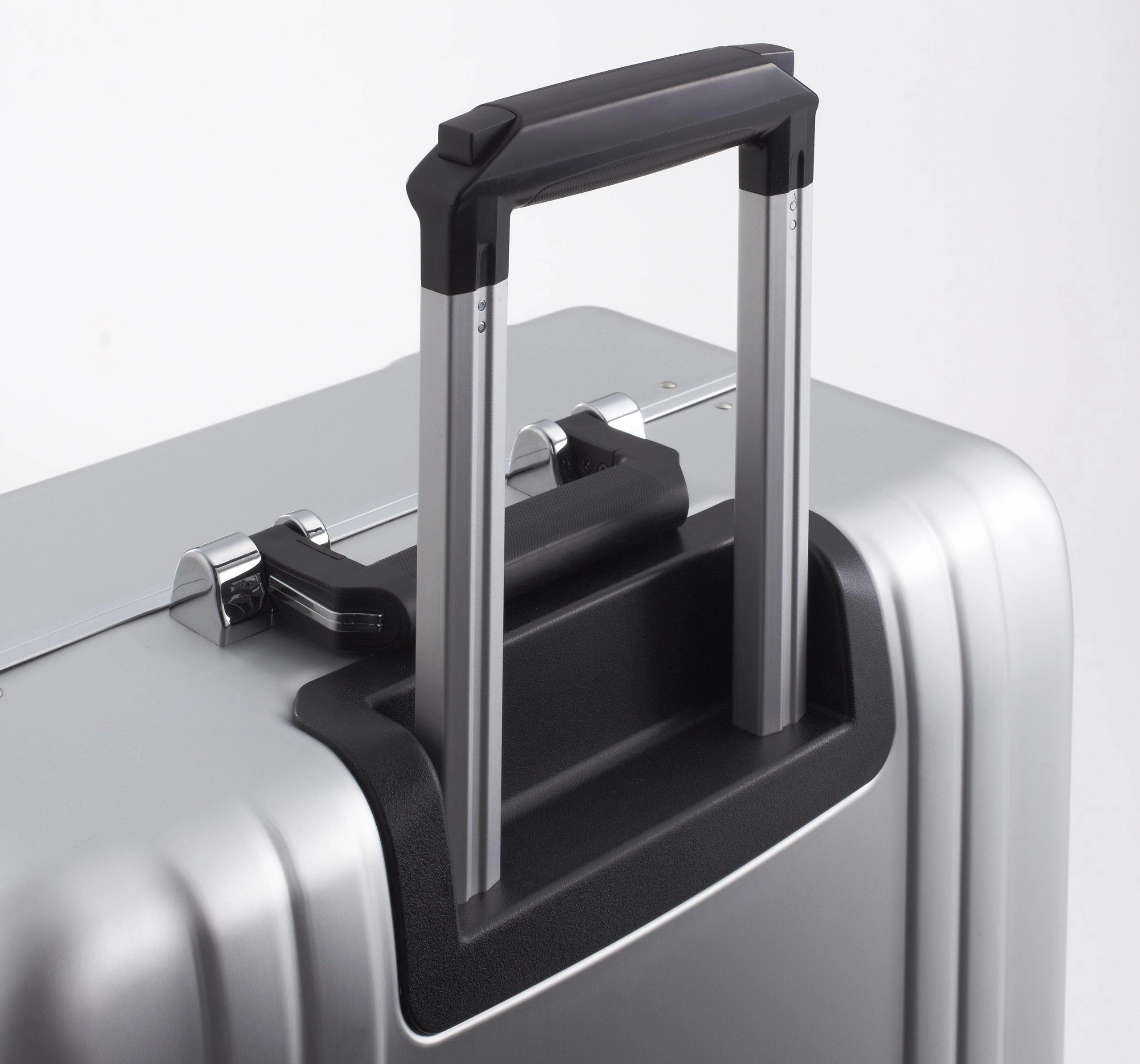 ZERO Halliburton Classic Aluminum 26 Inch 4 Wheel Spinner Travel Case