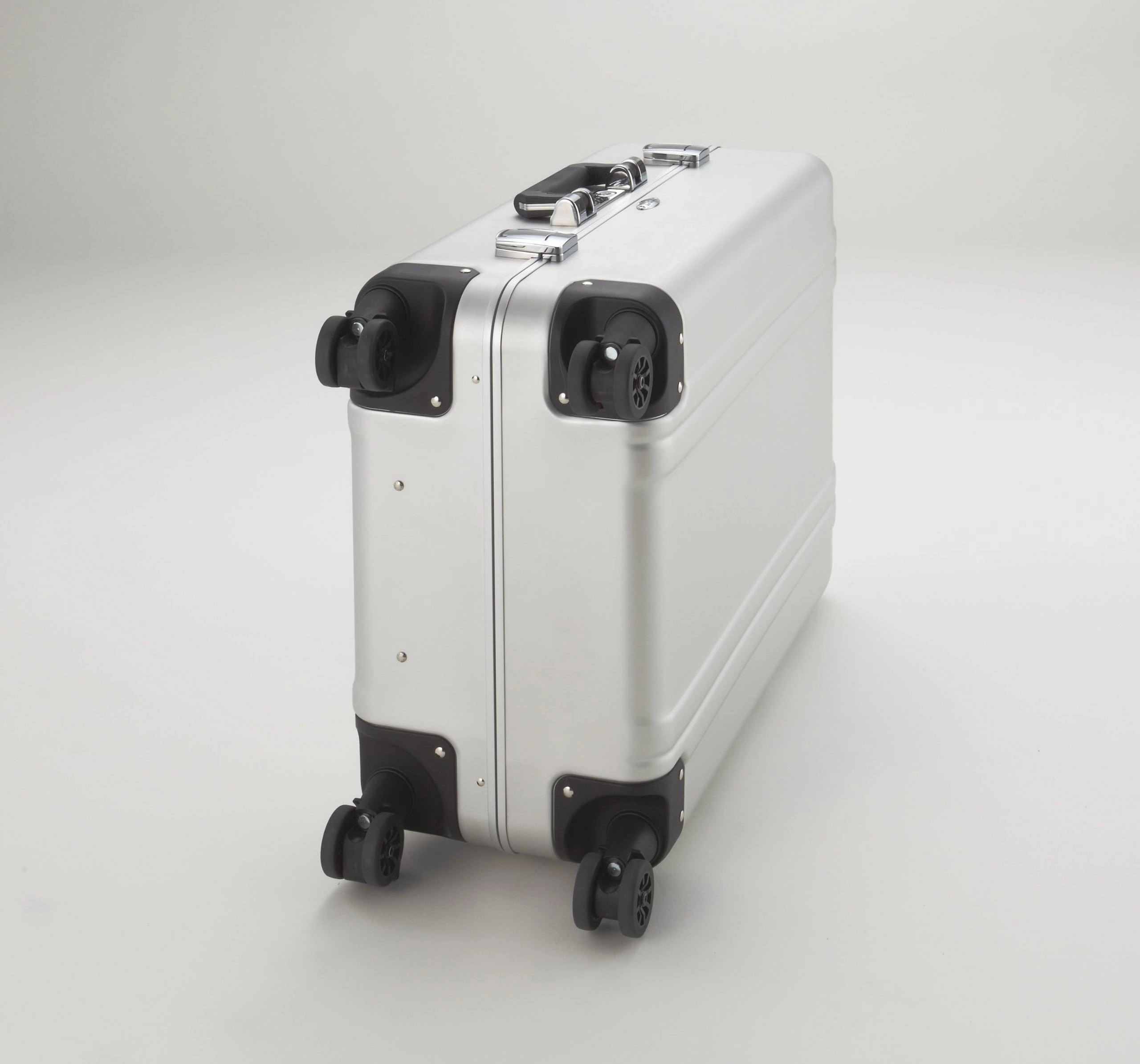 ZERO Halliburton Classic Aluminum 26 Inch 4 Wheel Spinner Travel Case