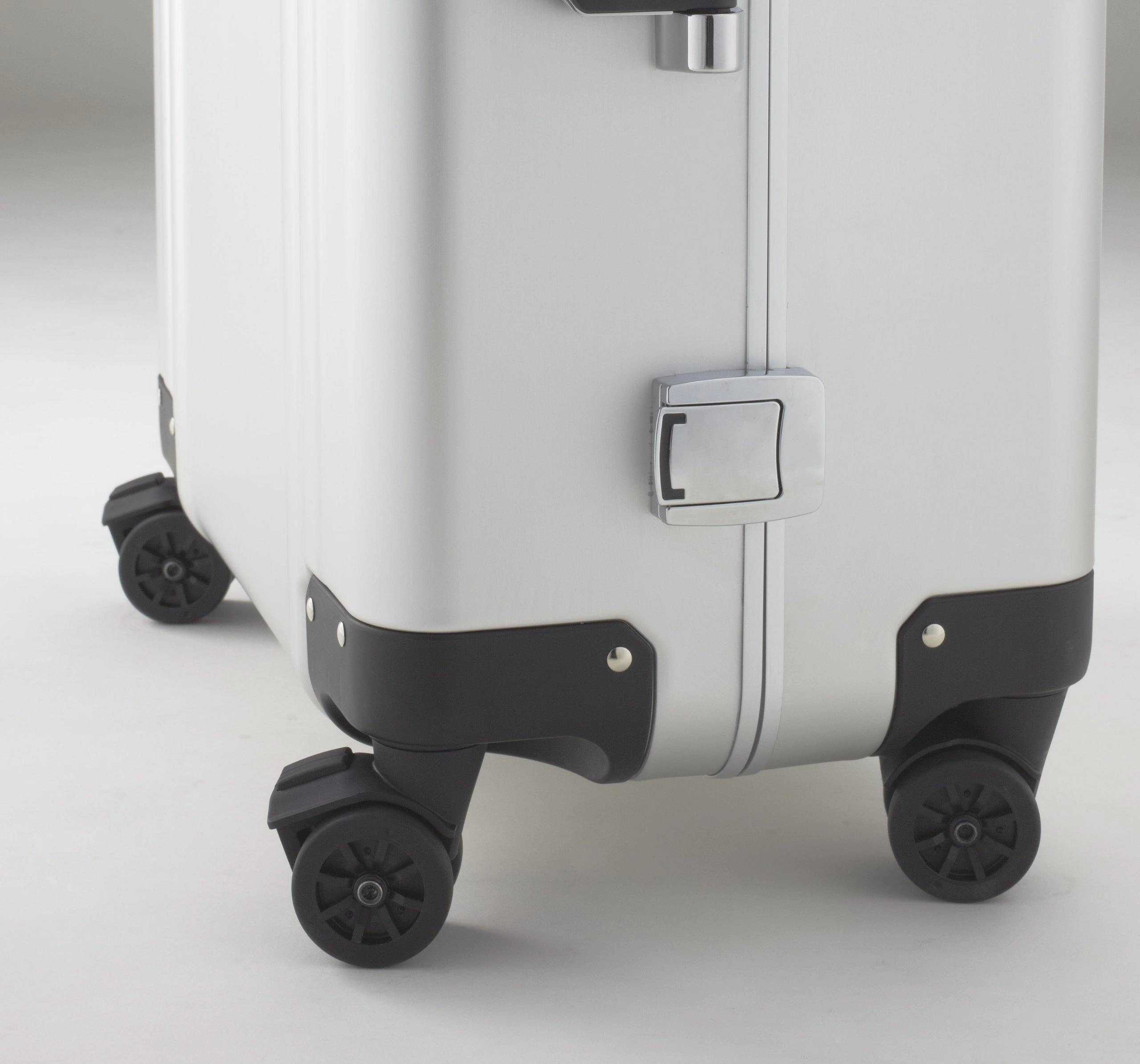 ZERO Halliburton Classic Aluminum 26 Inch 4 Wheel Spinner Travel Case