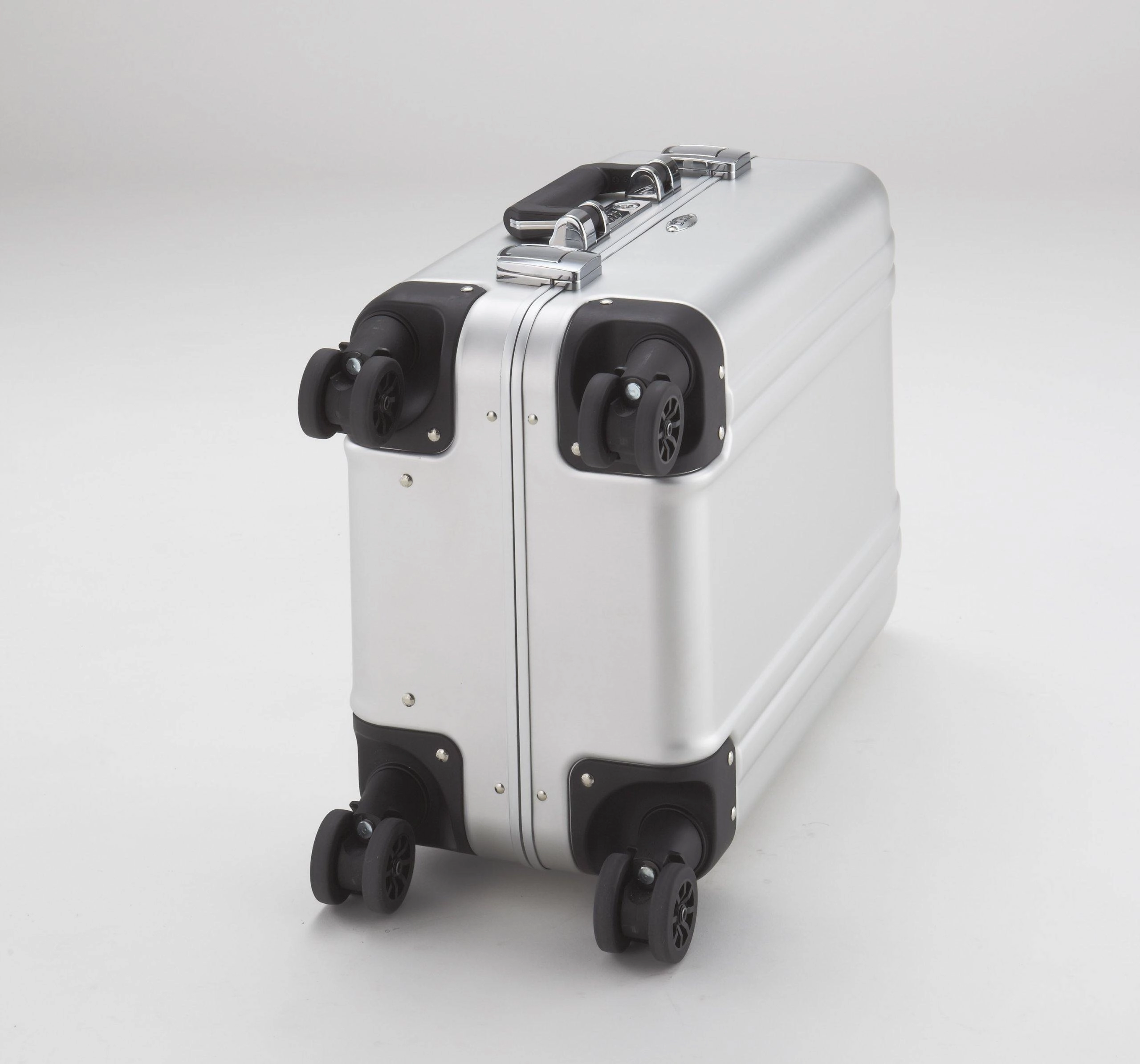 ZERO Halliburton Classic Aluminum Carry On 4 Wheel Spinner Travel Case