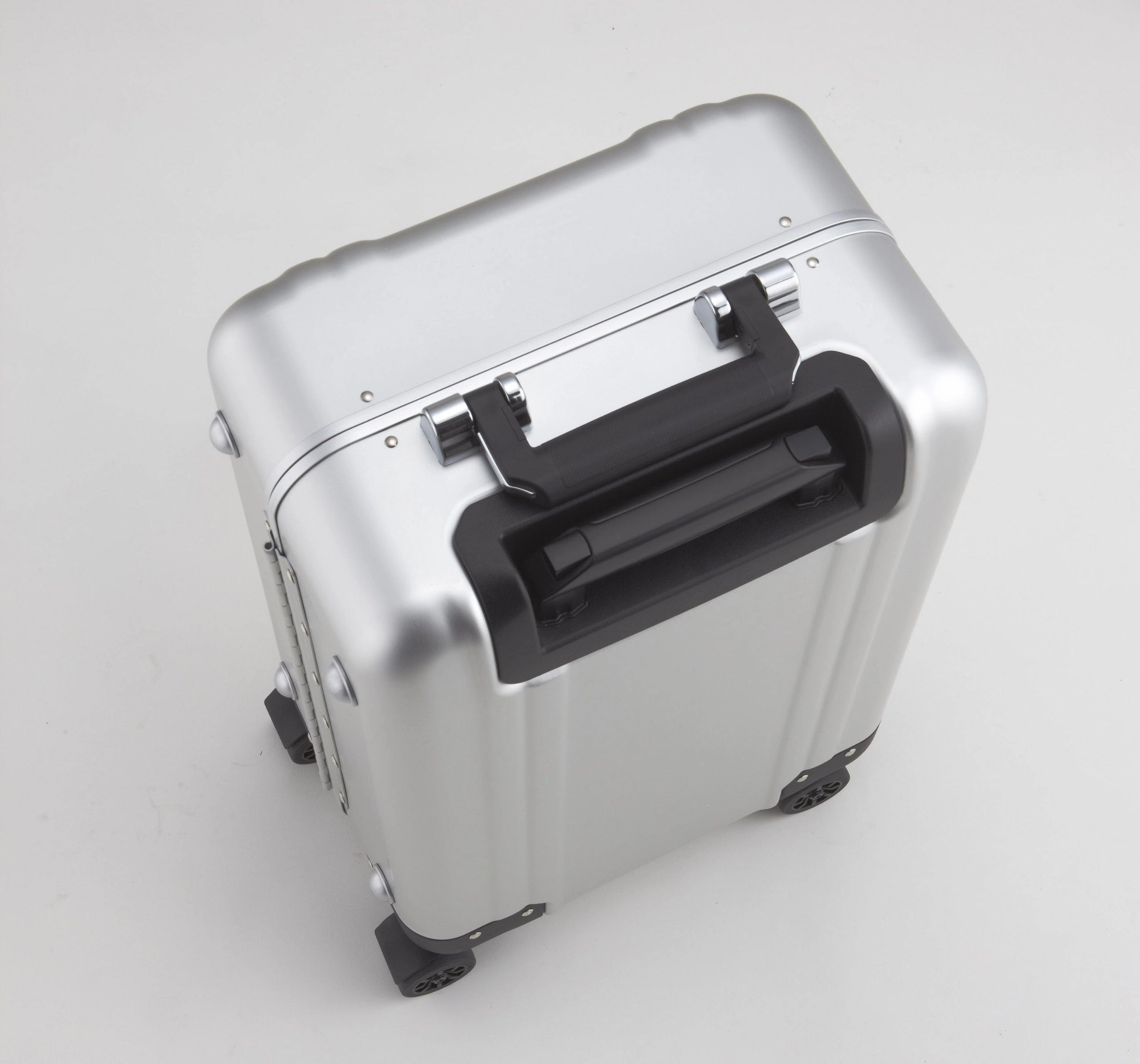 ZERO Halliburton Classic Aluminum Carry On 4 Wheel Spinner Travel Case
