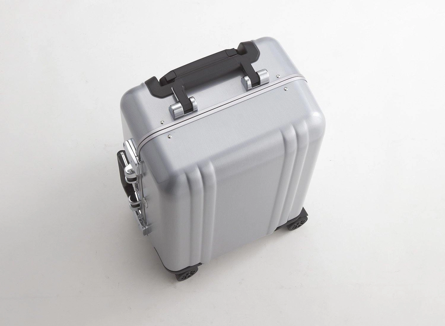 ZERO Halliburton Classic Polycarbonate 22" 4-Wheel Carry-On Luggage