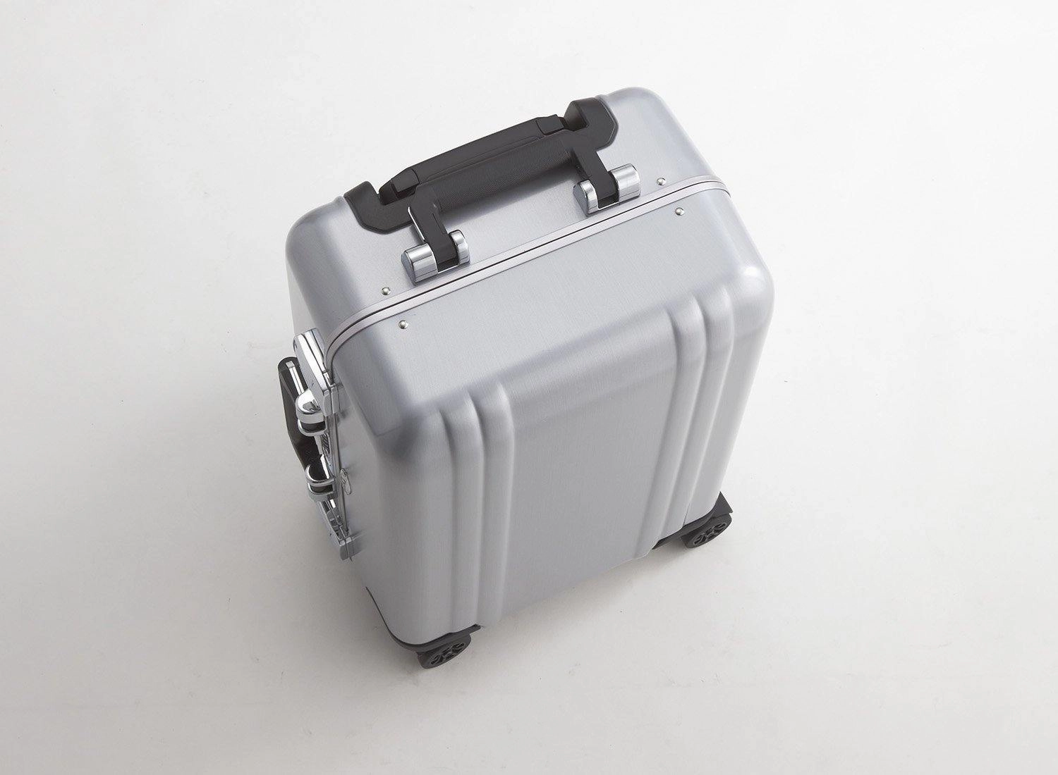 ZERO Halliburton Classic Polycarbonate 22" 4-Wheel Carry-On Luggage